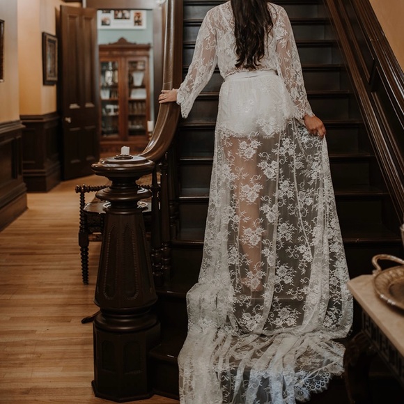 Elegant White Lace Robe - Picture 3 of 3